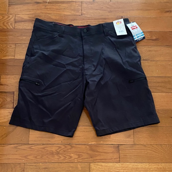 Wrangler Men's Dark Cargo Shorts - Picture 1 of 3